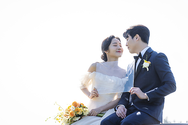 포토 JPG 주간 배너 여자 남자 행복 부케 웨딩드레스 결혼 하늘 키스 사각프레임 사랑 들기 앉기 정장 턱시도 상반신 20대 성인 야외 두명 앞모습 옆모습 30대 제주도 눈감음 한국인 투명 신랑신부 성인만 웨딩촬영 국내포토 자연요소 드레스 옷 감정 신부_웨딩 뷰포인트 꽃다발 신랑 모션 프레임 한국 사람 동양인 이벤트 청년 장년 사각형 애정표현 기념사진 파일형식