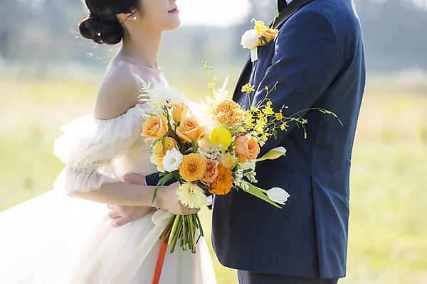 포토 JPG 주간 여자 남자 행복 부케 웨딩드레스 허리손 결혼 사랑 미소 들기 정장 턱시도 상반신 20대 성인 야외 두명 옆모습 아웃포커스 30대 제주도 마주보기 한국인 신랑신부 성인만 웨딩촬영 국내포토 자연요소 드레스 옷 감정 신부_웨딩 뷰포인트 꽃다발 포즈 신랑 모션 한국 촬영기법 표정 사람 동양인 이벤트 청년 장년 기념사진 파일형식