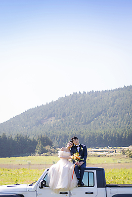 포토 JPG 주간 전신 응시 여자 남자 행복 부케 웨딩드레스 결혼 하늘 사랑 미소 앉기 정장 턱시도 20대 성인 야외 두명 앞모습 30대 제주도 팔짱 기댐 한국인 신랑신부 성인만 웨딩촬영 국내포토 자연요소 시선 드레스 옷 감정 신부_웨딩 뷰포인트 꽃다발 신랑 모션 한국 표정 사람 동양인 이벤트 청년 장년 기념사진 파일형식