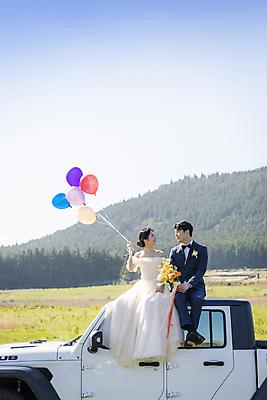 포토 JPG 주간 전신 응시 여자 남자 행복 부케 웨딩드레스 결혼 자동차 하늘 사랑 미소 들기 앉기 정장 턱시도 20대 성인 야외 두명 앞모습 30대 제주도 마주보기 한국인 풍선 신랑신부 풍선잡기 성인만 웨딩촬영 국내포토 자연요소 시선 드레스 옷 감정 신부_웨딩 육상교통 뷰포인트 꽃다발 신랑 모션 한국 표정 사람 동양인 이벤트 청년 장년 잡기 기념사진 파일형식