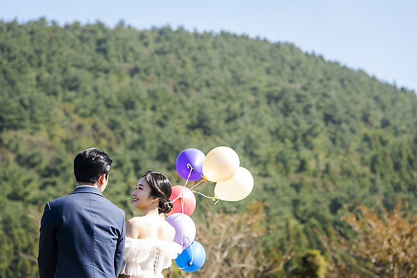 포토 JPG 주간 응시 여자 남자 행복 웨딩드레스 결혼 산 사랑 미소 정장 턱시도 상반신 20대 성인 야외 두명 뒷모습 30대 제주도 마주보기 한국인 풍선 신랑신부 성인만 웨딩촬영 국내포토 자연요소 시선 드레스 옷 감정 신부_웨딩 뷰포인트 신랑 모션 한국 표정 사람 동양인 이벤트 청년 장년 기념사진 파일형식