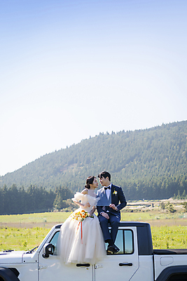 포토 JPG 주간 전신 배너 여자 남자 행복 부케 웨딩드레스 결혼 자동차 하늘 키스 사각프레임 사랑 미소 들기 앉기 정장 턱시도 20대 성인 야외 두명 앞모습 30대 제주도 눈감음 한국인 투명 신랑신부 성인만 웨딩촬영 국내포토 자연요소 드레스 옷 감정 신부_웨딩 육상교통 뷰포인트 꽃다발 신랑 모션 프레임 한국 표정 사람 동양인 이벤트 청년 장년 사각형 애정표현 기념사진 파일형식