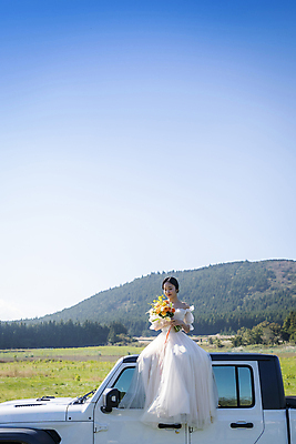 포토 JPG 주간 전신 응시 여자 행복 신부 부케 웨딩드레스 결혼 자동차 하늘 한명 미소 들기 앉기 20대 성인 야외 앞모습 제주도 한국인 성인여자한명만 웨딩촬영 국내포토 자연요소 1 시선 드레스 감정 육상교통 뷰포인트 꽃다발 모션 한국 표정 사람 동양인 이벤트 청년 기념사진 여자한명만 성인여자만 파일형식