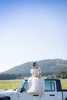 포토 JPG 주간 전신 응시 여자 행복 신부 부케 웨딩드레스 결혼 자동차 하늘 한명 미소 앉기 20대 성인 야외 앞모습 제주도 한국인 올려보기 성인여자한명만 웨딩촬영 국내포토 자연요소 1 시선 드레스 감정 육상교통 뷰포인트 꽃다발 모션 한국 표정 사람 동양인 이벤트 청년 기념사진 여자한명만 성인여자만 파일형식