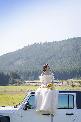 포토 JPG 주간 전신 응시 여자 행복 신부 부케 웨딩드레스 결혼 자동차 하늘 한명 미소 앉기 20대 성인 야외 앞모습 제주도 한국인 성인여자한명만 웨딩촬영 국내포토 자연요소 1 시선 드레스 감정 육상교통 뷰포인트 꽃다발 모션 한국 표정 사람 동양인 이벤트 청년 기념사진 여자한명만 성인여자만 파일형식