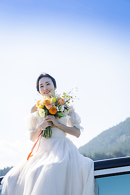 포토 JPG 주간 응시 여자 행복 신부 부케 웨딩드레스 결혼 자동차 하늘 한명 미소 들기 앉기 상반신 20대 성인 야외 앞모습 제주도 한국인 성인여자한명만 웨딩촬영 국내포토 자연요소 1 시선 드레스 감정 육상교통 뷰포인트 꽃다발 모션 한국 표정 사람 동양인 이벤트 청년 기념사진 여자한명만 성인여자만 파일형식