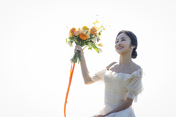 포토 JPG 주간 응시 여자 행복 신부 부케 웨딩드레스 결혼 하늘 한명 미소 들기 상반신 20대 성인 야외 옆모습 제주도 한국인 성인여자한명만 웨딩촬영 국내포토 자연요소 1 시선 드레스 감정 뷰포인트 꽃다발 모션 한국 표정 사람 동양인 이벤트 청년 기념사진 여자한명만 성인여자만 파일형식