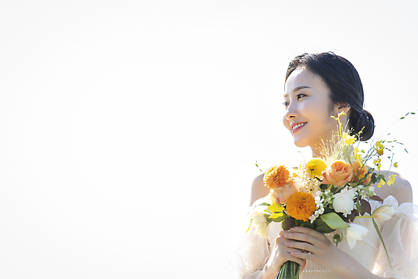 포토 JPG 주간 응시 여자 행복 신부 부케 웨딩드레스 결혼 하늘 한명 미소 들기 상반신 20대 성인 야외 앞모습 옆모습 제주도 한국인 성인여자한명만 웨딩촬영 국내포토 자연요소 1 시선 드레스 감정 뷰포인트 꽃다발 모션 한국 표정 사람 동양인 이벤트 청년 기념사진 여자한명만 성인여자만 파일형식