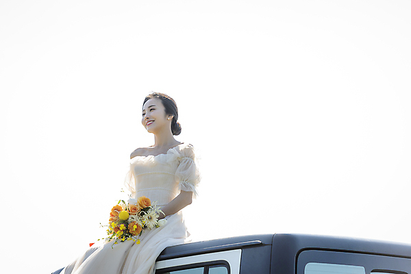 포토 JPG 주간 응시 여자 행복 신부 부케 웨딩드레스 결혼 자동차 하늘 한명 미소 들기 앉기 상반신 20대 성인 야외 옆모습 제주도 한국인 성인여자한명만 웨딩촬영 국내포토 자연요소 1 시선 드레스 감정 육상교통 뷰포인트 꽃다발 모션 한국 표정 사람 동양인 이벤트 청년 기념사진 여자한명만 성인여자만 파일형식