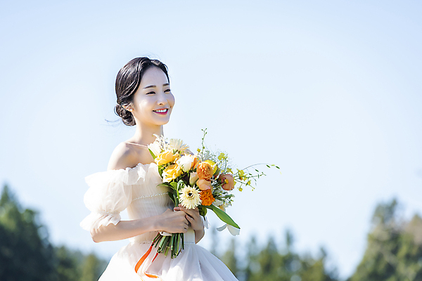 포토 JPG 주간 응시 여자 행복 신부 부케 웨딩드레스 결혼 하늘 한명 미소 들기 상반신 20대 성인 야외 옆모습 아웃포커스 제주도 한국인 성인여자한명만 웨딩촬영 국내포토 자연요소 1 시선 드레스 감정 뷰포인트 꽃다발 모션 한국 촬영기법 표정 사람 동양인 이벤트 청년 기념사진 여자한명만 성인여자만 파일형식