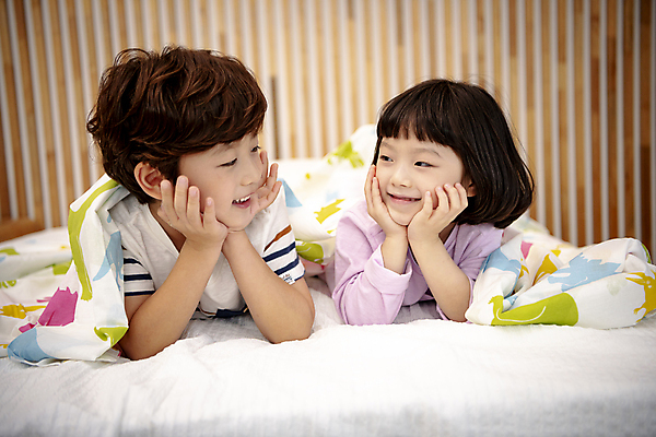 포토 JPG 여자 남자 딸 어린이라이프 아들 어린이 엎드리기 휴식 실내 남매 미소 소녀 소년 상반신 두명 앞모습 마주보기 이불 한국인 침대 덮기 꽃받침 어린이만 국내포토 라이프스타일 뷰포인트 가구 컨셉 가족 침구 모션 표정 사람 동양인 손짓 내부 파일형식