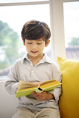 포토 JPG 응시 남자 어린이라이프 아들 어린이 쿠션 거실 의자 창문 휴식 실내 한명 미소 들기 앉기 소년 상반신 앞모습 책 독서 한국인 소년한명만 국내포토 1 라이프스타일 시선 뷰포인트 가구 컨셉 가족 모션 표정 사람 동양인 내부 남자한명만 소년만 파일형식