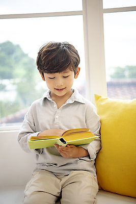 포토 JPG 응시 남자 어린이라이프 아들 어린이 쿠션 거실 의자 휴식 실내 한명 미소 들기 앉기 소년 상반신 앞모습 책 독서 한국인 소년한명만 국내포토 1 라이프스타일 시선 뷰포인트 가구 컨셉 가족 모션 표정 사람 동양인 내부 남자한명만 소년만 파일형식