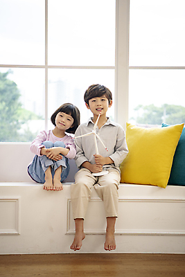 포토 JPG 전신 응시 여자 남자 딸 어린이라이프 아들 어린이 쿠션 거실 창문 휴식 실내 남매 미소 들기 앉기 소녀 소년 두명 앞모습 모형 한국인 그린에너지 풍력에너지 어린이만 국내포토 라이프스타일 시선 뷰포인트 컨셉 가족 모션 표정 사람 동양인 내부 에너지 파일형식