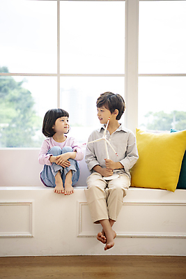 포토 JPG 전신 여자 남자 딸 어린이라이프 아들 어린이 쿠션 거실 창문 휴식 실내 남매 미소 들기 앉기 소녀 소년 두명 앞모습 마주보기 모형 한국인 그린에너지 풍력에너지 어린이만 국내포토 라이프스타일 뷰포인트 컨셉 가족 모션 표정 사람 동양인 내부 에너지 파일형식