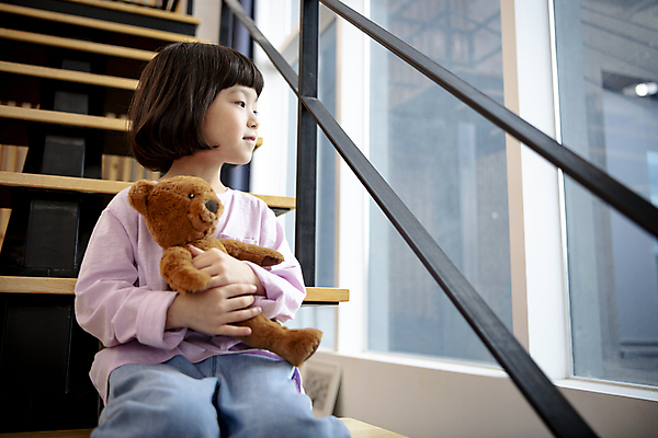 포토 JPG 응시 여자 딸 어린이라이프 어린이 거실 창문 안기 휴식 실내 한명 미소 들기 앉기 소녀 상반신 앞모습 옆모습 계단 곰인형 한국인 소녀한명만 국내포토 1 라이프스타일 시선 인형 뷰포인트 컨셉 가족 모션 표정 사람 동양인 내부 여자한명만 소녀만 파일형식