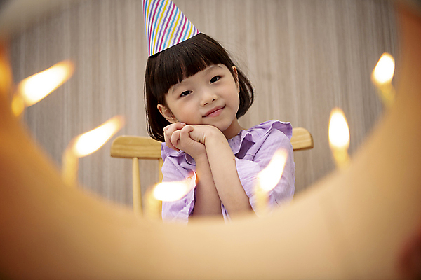 포토 JPG 응시 여자 딸 어린이라이프 어린이 의자 실내 한명 미소 앉기 소녀 상반신 앞모습 고깔모자 한국인 생일파티 생일 소프트포커스 생일케이크 손모으기 생일초 소녀한명만 국내포토 모자_잡화 1 라이프스타일 시선 기념일 뷰포인트 가구 초 가족 모션 촬영기법 표정 사람 동양인 손짓 내부 케이크 여자한명만 소녀만 파일형식