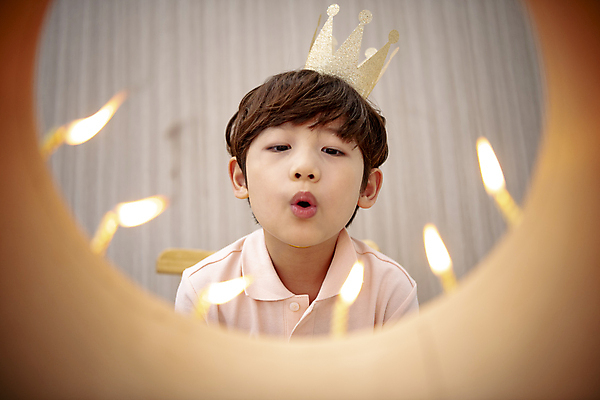 포토 JPG 응시 남자 어린이라이프 아들 어린이 왕관 실내 한명 앉기 소년 상반신 앞모습 한국인 생일파티 생일 소프트포커스 생일케이크 생일초 촛불끄기 소년한명만 바람불기 국내포토 1 라이프스타일 시선 기념일 뷰포인트 초 가족 모션 촬영기법 사람 동양인 내부 케이크 불기 끄기 남자한명만 소년만 파일형식