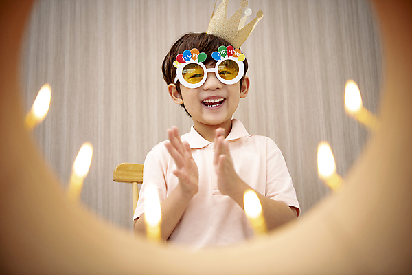 포토 JPG 응시 남자 어린이라이프 아들 어린이 왕관 실내 한명 미소 앉기 소년 상반신 앞모습 선글라스 한국인 생일파티 생일 소프트포커스 생일케이크 박수 파티용품 생일초 소년한명만 국내포토 1 라이프스타일 시선 기념일 안경 뷰포인트 초 가족 모션 촬영기법 표정 사람 동양인 손짓 내부 파티 케이크 이벤트용품 남자한명만 소년만 파일형식