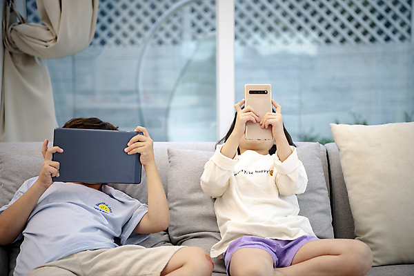 포토 JPG 여자 남자 딸 어린이라이프 아들 어린이 쿠션 거실 창문 휴식 실내 남매 들기 앉기 소녀 소년 상반신 두명 앞모습 스마트폰 소파 태블릿 눕기 한국인 스마트폰중독 얼굴가리기 어린이만 국내포토 라이프스타일 뷰포인트 컨셉 의자 가족 모션 사람 동양인 내부 전자제품 핸드폰 스마트기기 가림 중독 파일형식