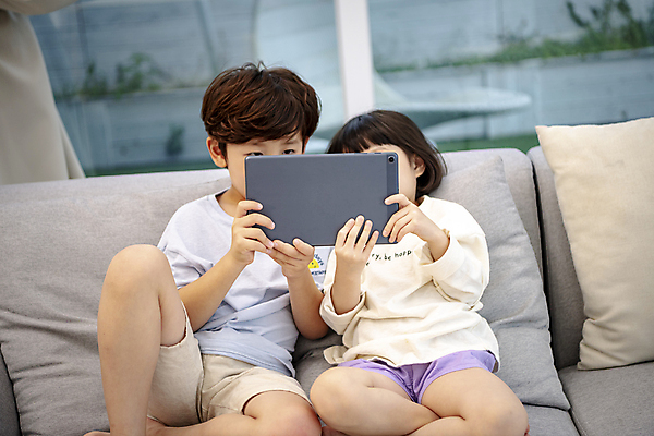 포토 JPG 응시 여자 남자 딸 어린이라이프 아들 어린이 쿠션 거실 창문 휴식 실내 남매 들기 앉기 소녀 소년 상반신 두명 앞모습 소파 태블릿 한국인 스마트폰중독 어린이만 국내포토 라이프스타일 시선 뷰포인트 컨셉 의자 가족 모션 사람 동양인 내부 전자제품 스마트폰 스마트기기 중독 파일형식