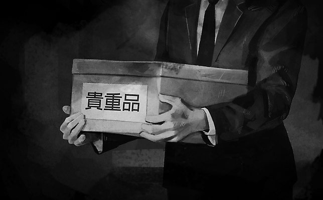 PSD 남자 일러스트 한명 들기 정장 상반신 성인 상자 검은색 장례 고령화 귀중품 독거노인 유품 성인남자한명만 고독사 유품정리사 국내일러스트 직업 1 옷 노년 컬러 모션 사람 죽음 사회이슈 오브젝트 남자한명만 성인남자만 파일형식