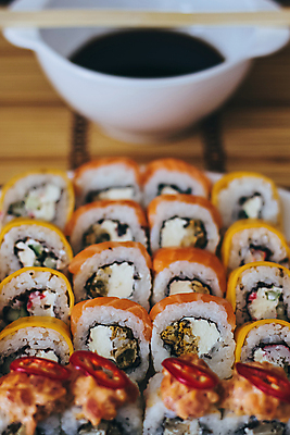 포토 JPG 해외이미지 전통 접시 디자인 음식 백그라운드 젓가락 탁자 밥 오이 치즈 새우 건강 어류 동양인 사람없음 빨간색 세트 식당 일본 검은색 식사 저녁식사 초밥 회 바위 신선 해조류 김 찻주전자 고추냉이 참치 장어 해산물 메뉴 날것 롤 연어 생강 아보카도 대두 맛있는 해외포토 식기 아시아 컬러 가구 채소 과일 주전자 유제품 수저 갑각류 인종 상점 수중동물 돌_바위 양념 해양식물 일본음식 파일형식 이미지허브