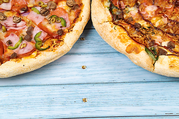 포토 JPG 해외이미지 피자 패스트푸드 실내 종류 사람없음 파란배경 카피스페이스 나무배경 해외포토 백그라운드 서양음식 내부 파란색 공백 인스턴트 파일형식 이미지허브