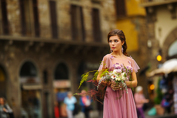 포토 JPG 해외이미지 주간 응시 여자 신부 부케 웨딩드레스 결혼 한명 들기 상반신 성인 야외 앞모습 아웃포커스 성인여자한명만 웨딩촬영 해외포토 자연요소 1 시선 드레스 뷰포인트 꽃다발 모션 촬영기법 사람 이벤트 기념사진 여자한명만 성인여자만 파일형식 이미지허브