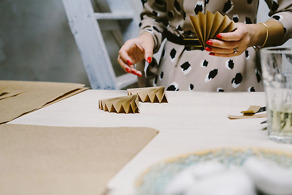 포토 JPG 해외이미지 백인 라이프스타일 손 여자 별 컨셉 크리스마스 겨울 탁자 휴가 새해 관리 창조 사람 취미 사람없음 목재 장식 빛 눈송이 작업실 상품 자르기 스웨터 종이접기 DIY 명령 방법 접기 접착제 핸드메이드 해외포토 자연요소 서양인 나무 계절 기념일 종이 가구 상의 재료 모션 눈_날씨 생활 신체부위 풀_접착제 파일형식 이미지허브