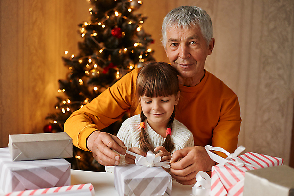 포토 JPG 해외이미지 나무 할아버지 딸 행복 어린이 크리스마스 거실 오렌지 가족 탁자 휴가 손녀 기념 함께함 선물 미소 웃음 사람 두명 상자 크리스마스트리 축하 오픈 아빠 손주 만족 주기 전나무 세대 옛날 조부모 해외포토 식물 여자 기념일 노년 남자 감정 가구 컨셉 과일 관계 모션 표정 파일형식 이미지허브
