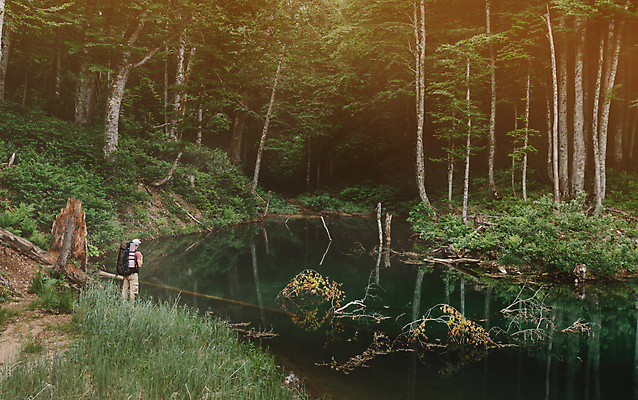 포토 JPG 해외이미지 백인 1 남자 호수 여행 자연 사람 성인 사람없음 야외 초록색 햇빛 여행객 트래킹 하이킹 연못 숲 모험가 백패커 필터 하이커 효과 해외포토 서양인 컬러 레저 태양 생태계 파일형식 이미지허브