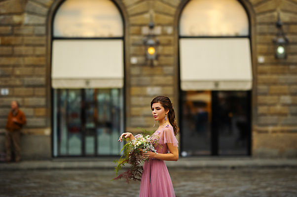 포토 JPG 해외이미지 주간 여자 신부 부케 웨딩드레스 결혼 한명 들기 상반신 성인 야외 옆모습 아웃포커스 성인여자한명만 웨딩촬영 해외포토 자연요소 1 드레스 뷰포인트 꽃다발 모션 촬영기법 사람 이벤트 기념사진 여자한명만 성인여자만 파일형식 이미지허브
