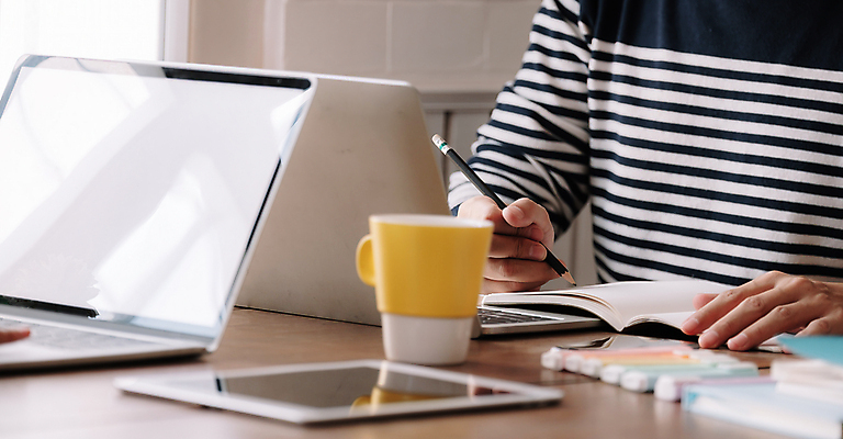 포토 JPG 해외이미지 학생 교육 인터넷 비즈니스 통신 교실 학교 회의 수업 거리 주택 한명 사람 노트북 학습 스터디 컴퓨터 사무실 스크린 쪽지 교사 공책 웹 관찰 기록 가르침 연결 강의 사이버 스마트 책상 대학교 부름 멀리 온라인 동영상 가정교사 온라인강의 웨비나 해외포토 직업 1 가구 컨셉 모션 문구용품 건물 전자제품 세미나 파일형식 언택트 이미지허브
