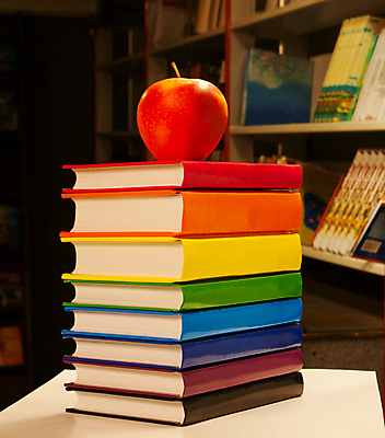 포토 JPG 해외이미지 교육 종이 백그라운드 텍스트 사람없음 책 빨간색 쌓기 활발 덮개 중앙 도서관 사과 큼 척추 교과서 문학 페이지 양장본 출판 해외포토 컬러 컨셉 과일 모션 교재 뼈 뚜껑 크기 파일형식 이미지허브