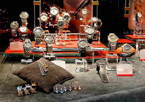 포토 JPG 해외이미지 비즈니스 목걸이 장신구 창문 유리 실내 그림자 선물 사람없음 장식 가로 빨간색 빛 쇼핑 반사 유행 세일 상점 희망 회색 그룹 황금 고급 구매 은색 작음 가격 보석 수집 손목시계 책상 무역 진열장 쇼 소매 제비 매각 항목 스타일 많음 해외포토 감정 산업 시계 컬러 가구 컨셉 재질 조류 내부 크기 광석 파일형식 이미지허브