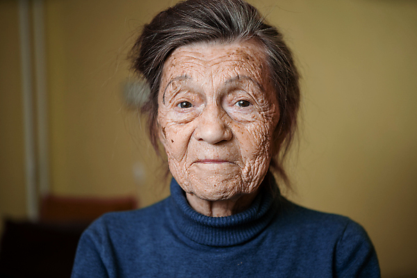 포토 JPG 해외이미지 백인 응시 여자 노년 할머니 생각 친절 아파트 실내 종류 사랑 한명 미소 사람 성인 내부 백발 주름 고독 만족 싱글 병실 고립 옛날 치매 노화 여자한명만 해외포토 서양인 1 헤어스타일 시선 감정 컨셉 주택 표정 병원 질병 여자만 파일형식 이미지허브