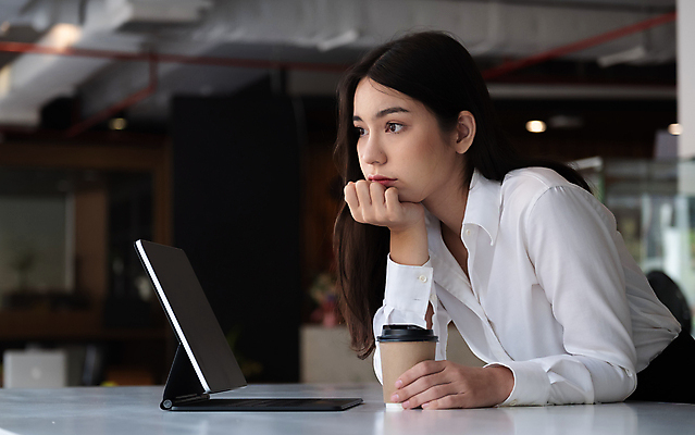 포토 JPG 해외이미지 백인 직업 학생 라이프스타일 응시 여자 교육 행복 생각 인터넷 비즈니스 사업가 통신 성공 주택 직장 실내 한명 사람 앉기 성인 노트북 컴퓨터 사무실 공책 흰색 업무 작업 비즈니스우먼 자신감 작업실 종업원 책상 경영자 온라인 경영 배려 프리랜서 해외포토 서양인 1 시선 감정 컬러 가구 컨셉 회사 모션 문구용품 내부 건물 생활 전자제품 직장인 리더 파일형식 이미지허브