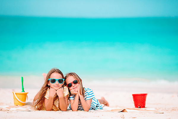 포토 JPG 해외이미지 주간 전신 라이프스타일 여자 어린이 섬 여행 휴식 해변 야외 두명 여름휴가 바캉스 선글라스 턱괴기 양동이 몰디브 꽃받침 소녀만 해외포토 자연요소 아시아 안경 바다 컨셉 모션 휴가 사람 손짓 생활 여자만 어린이만 파일형식 여름_계절 이미지허브