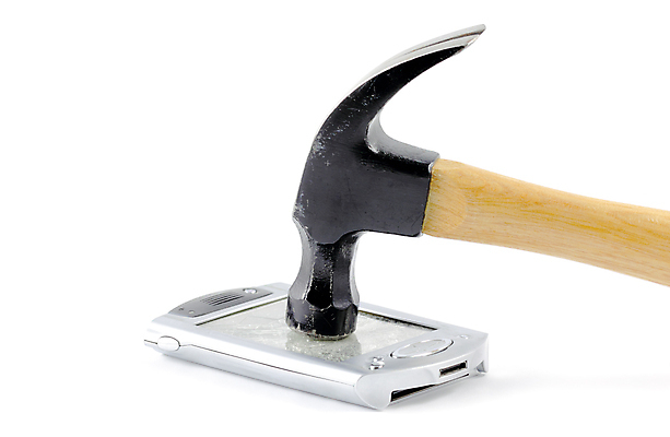 포토 JPG 해외이미지 사람없음 전자제품 스마트폰 디지털 손상 망치 휴대용 전자 파운드 PDA 찌그러짐 깨짐 때리기 해외포토 컨셉 돈 모션 핸드폰 스마트기기 공구 오브젝트 파일형식 이미지허브