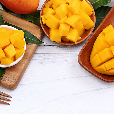 포토 JPG 해외이미지 스튜디오촬영 그릇 접시 나뭇잎 쟁반 사람없음 목재 하이앵글 노란색 망고 해외포토 나무 식기 뷰포인트 컬러 잎 재료 실내 열대과일 파일형식 이미지허브
