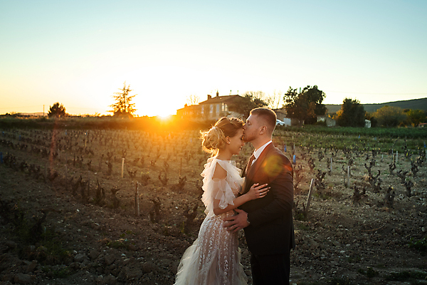 포토 JPG 해외이미지 주간 여자 남자 웨딩드레스 결혼 신혼부부 안기 키스 사랑 정장 턱시도 상반신 성인 야외 두명 옆모습 햇빛 태양 마주보기 신랑신부 성인만 웨딩촬영 해외포토 자연요소 부부 드레스 옷 감정 신부_웨딩 뷰포인트 신랑 모션 사람 이벤트 애정표현 신혼 기념사진 파일형식 이미지허브