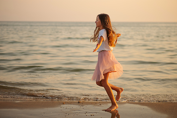 포토 JPG 해외이미지 드레스 행복 어린이 모래 바다 여행 자연 하늘 휴가 한명 사람 야외 물 보라색 기쁨 흰색 돌리기 해외포토 자연요소 1 옷 감정 컬러 모션 생태계 파일형식 이미지허브