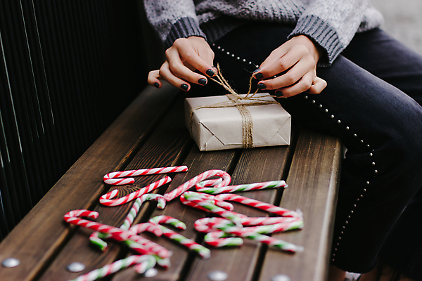 포토 JPG 해외이미지 손 여자 기념일 행복 리본 크리스마스 겨울 휴가 새해 발렌타인데이 막대사탕 선물 사랑 사람 이벤트 사람없음 목재 장식 빨간색 선물상자 쇼핑 상자 축제 놀람 회색 낭만 덮개 축하 인사 생일 묶기 스웨터 니트 활 주기 패키지 핸드메이드 어머니의날 해외포토 나무 계절 감정 컬러 컨셉 상의 재료 모션 데이이벤트 표정 사탕 신체부위 뚜껑 예절 미국문화 파일형식 이미지허브
