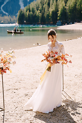 포토 JPG 해외이미지 전신 서양인 여자 신부 부케 웨딩드레스 자연 결혼식 한명 들기 성인 야외 앞모습 강가 성인여자한명만 웨딩촬영 해외포토 외국인 1 드레스 뷰포인트 꽃다발 결혼 모션 사람 강 생태계 기념사진 여자한명만 성인여자만 파일형식 이미지허브