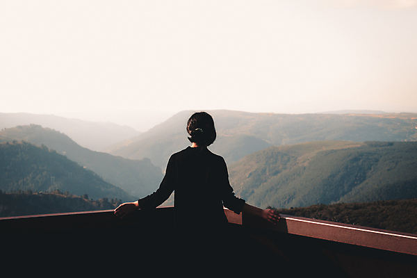 포토 JPG 해외이미지 주간 여자 여유 여행 휴식 산 한명 상반신 성인 야외 뒷모습 잡기 혼자 성인여자한명만 전경 해외포토 자연요소 1 감정 뷰포인트 컨셉 모션 사람 풍경 여자한명만 성인여자만 파일형식 탑뷰 이미지허브