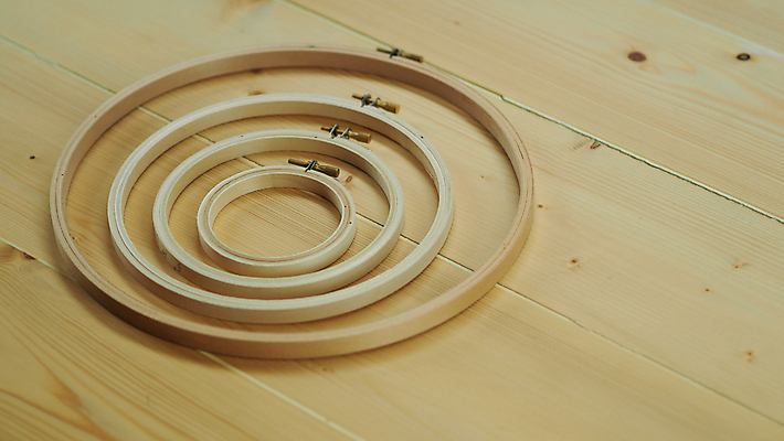 포토 나무 손 컬러 무늬 재료 모션 문화예술 사람 취미 신체부위 도구 직물 작업 공예 파일형식 사람없음 JPG 해외이미지 DIY 목재 프레임 천 실 자수 재단 수공예 바느질 만들기 테두리 캔버스 미술 바늘 백그라운드 땀 핸드메이드 흰색 디자인 패턴 장식 십자가 업무 손가락 여자 면 유행 해외포토 이미지허브