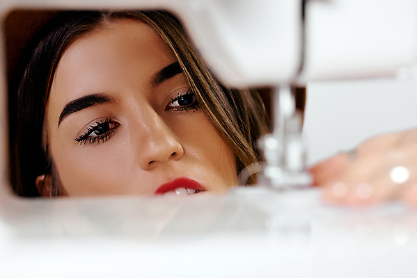 포토 JPG 해외이미지 손 디자인 여자 산업 백그라운드 손가락 노동자 관리 한명 파란색 유행 기계 직물 못 구멍 실 닫기 바느질 디자이너 손톱 집중 묘사 실타래 재단 재단사 방법 해외포토 직업 1 컬러 컨셉 모션 사람 신체부위 공구 파일형식 이미지허브