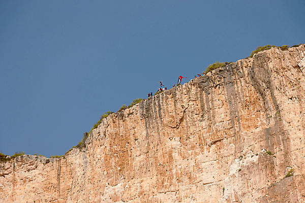 포토 JPG 해외이미지 나무 구름 직업 스포츠 바다 섬 포즈 자연 하늘 산 운동선수 사람 사람없음 여름 관광지 태양 맑음 경쟁 에너지 위험 그리스 언덕 낙하산 명승지 조난 해외포토 자연요소 식물 계절 유럽 여행 컨셉 날씨 풍경 생태계 파일형식 이미지허브