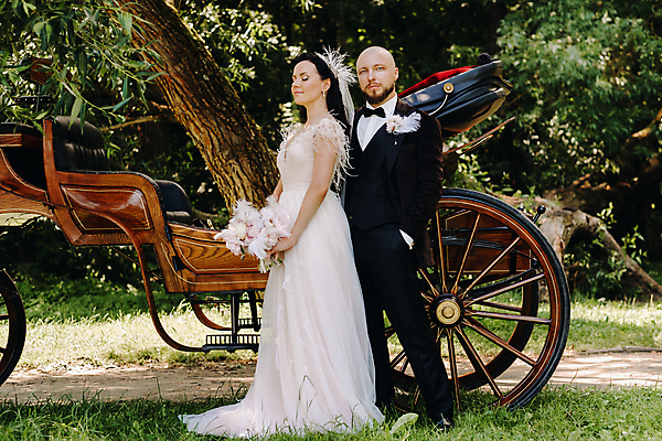 포토 JPG 해외이미지 주간 전신 여자 남자 부케 웨딩드레스 결혼 신혼부부 사랑 서기 들기 정장 턱시도 성인 야외 두명 앞모습 옆모습 주머니손 마차 신랑신부 성인만 웨딩촬영 해외포토 자연요소 부부 드레스 옷 감정 신부_웨딩 교통수단 뷰포인트 꽃다발 신랑 모션 사람 이벤트 신혼 기념사진 파일형식 이미지허브